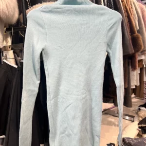 เสื้อคอเต่า สีเขียวอ่อน