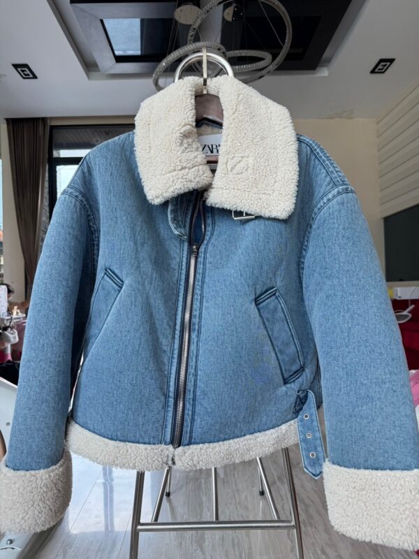 แจ็คเก็ต ยีนส์ zara สีฟ้า