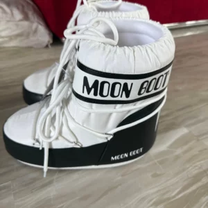 รองเท้า Moon Boot สีขาว