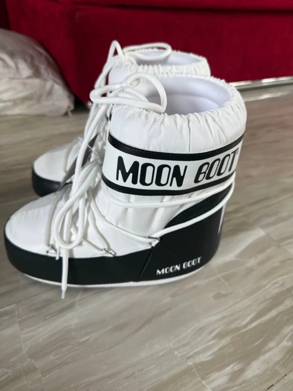 รองเท้า Moon Boot สีขาว