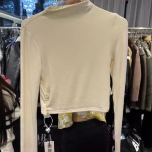 เสื้อคอปีนเอวสั้น สีครีม