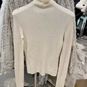 เสื้อคอเต่า สีครีม