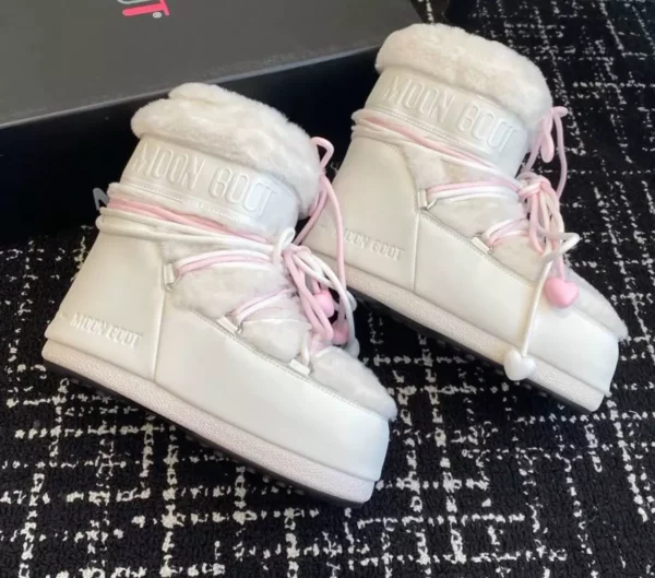 Moon Boot สีขาว