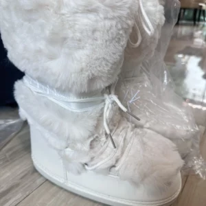 รองเท้าบูทแฟชั่นขนเฟอร์