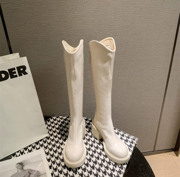 Boot woman