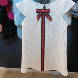 เสื้อแขนสั้น แต่งลายโบว์แดง