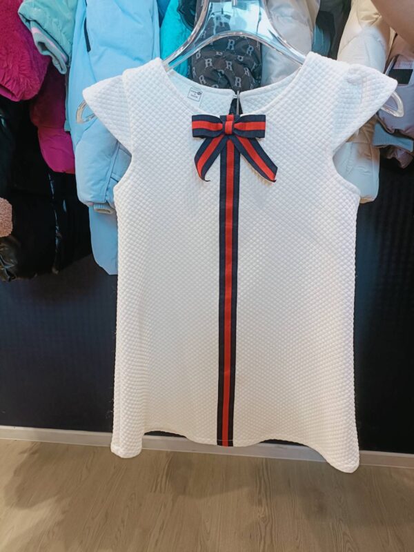 เสื้อแขนสั้น แต่งลายโบว์แดง