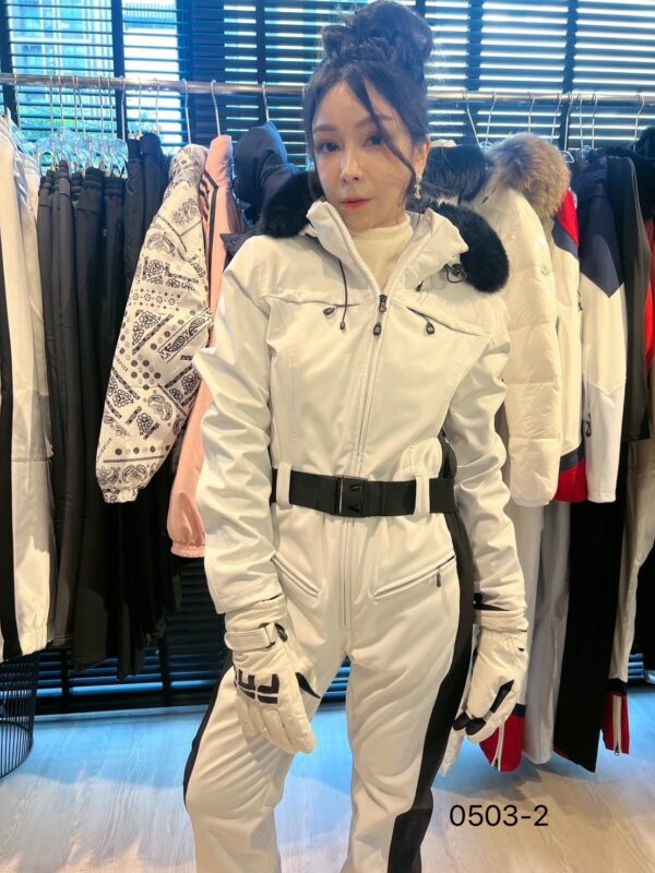 ชุดสกี สีขาวมีขนเฟอร์ woman - Image 2
